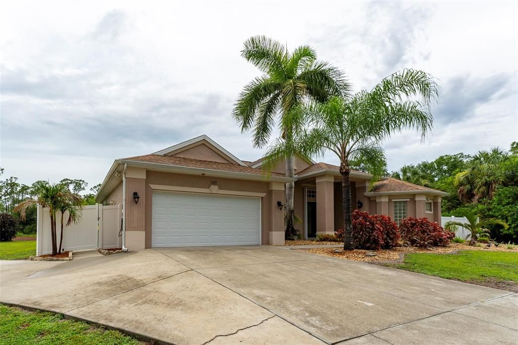 For Sale: $600,000 (3 beds, 2 baths, 2557 Square Feet)