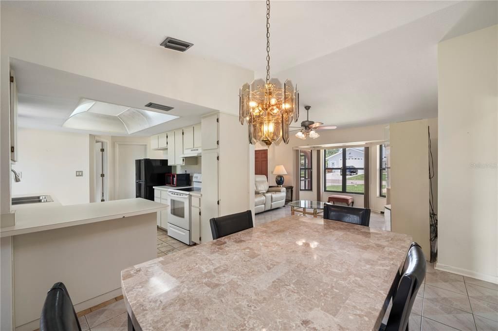Activo con contrato: $229,000 (3 camas, 2 baños, 1466 Pies cuadrados)