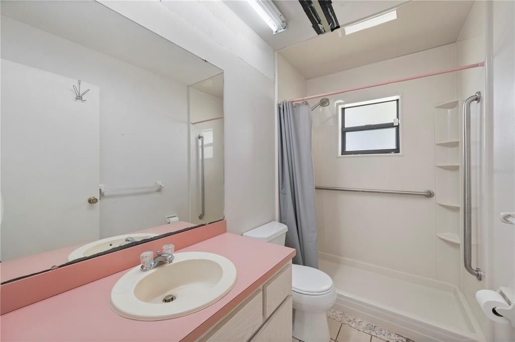Activo con contrato: $229,000 (3 camas, 2 baños, 1466 Pies cuadrados)