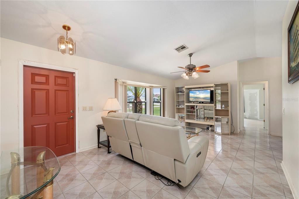 Activo con contrato: $229,000 (3 camas, 2 baños, 1466 Pies cuadrados)