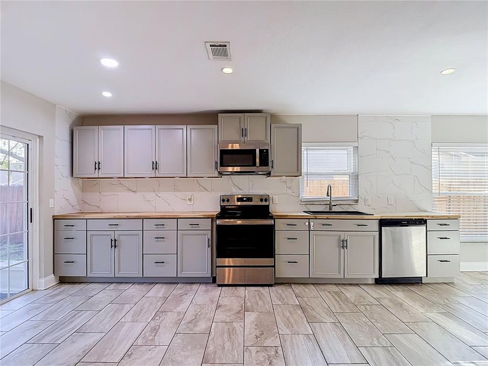 En Venta: $345,000 (4 camas, 2 baños, 1496 Pies cuadrados)