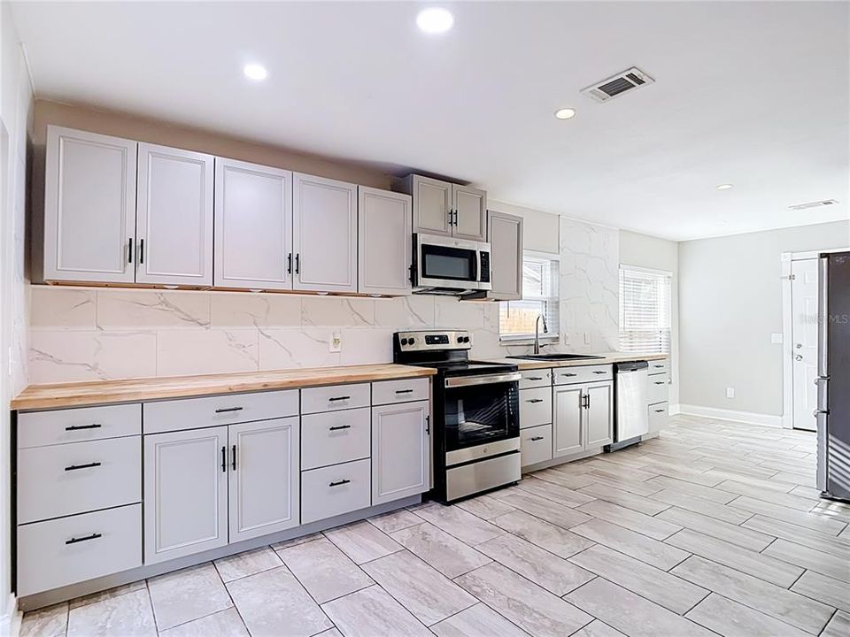 En Venta: $345,000 (4 camas, 2 baños, 1496 Pies cuadrados)