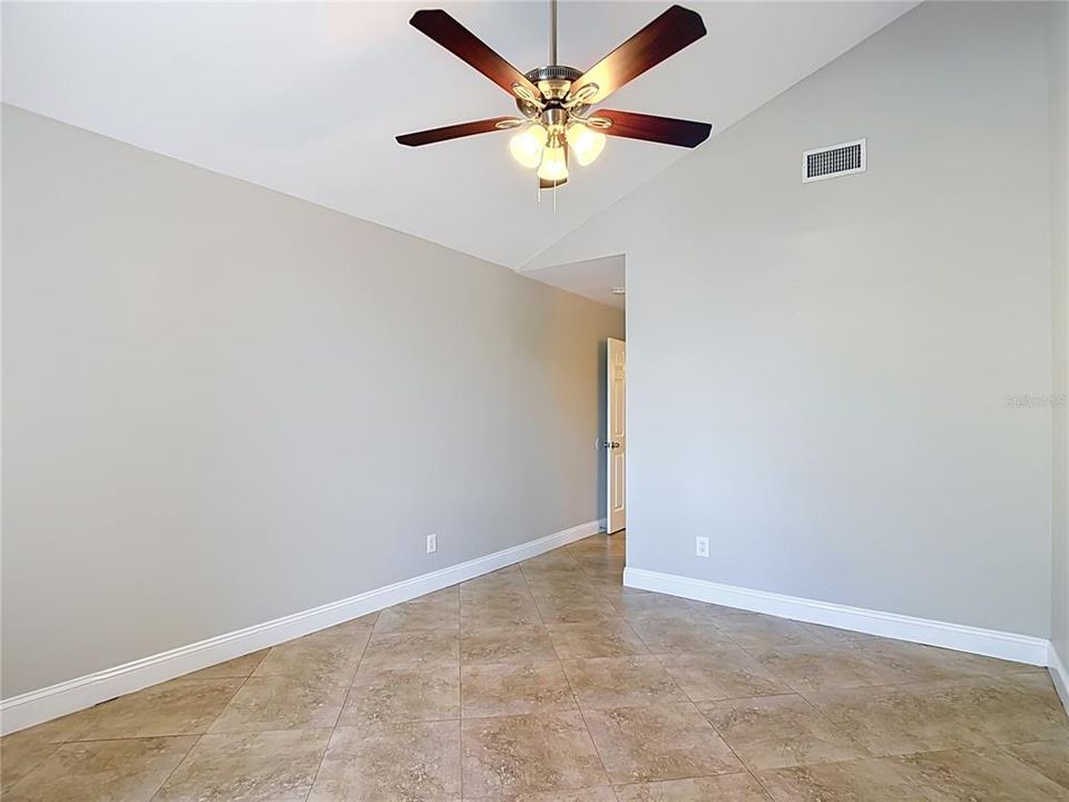 En Venta: $345,000 (4 camas, 2 baños, 1496 Pies cuadrados)