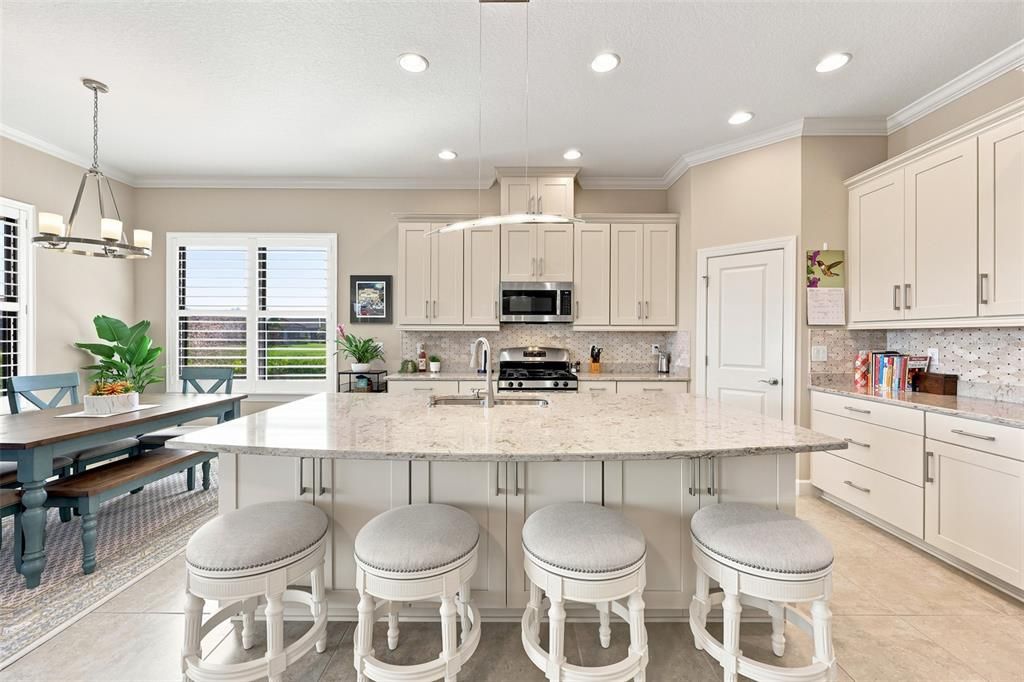 For Sale: $589,000 (3 beds, 3 baths, 2071 Square Feet)