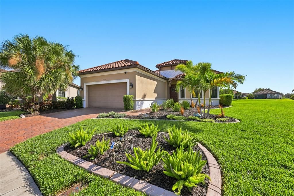 For Sale: $589,000 (3 beds, 3 baths, 2071 Square Feet)