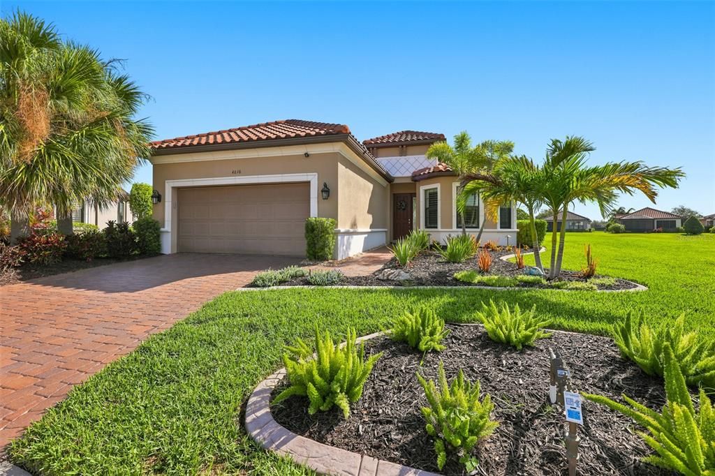 For Sale: $589,000 (3 beds, 3 baths, 2071 Square Feet)