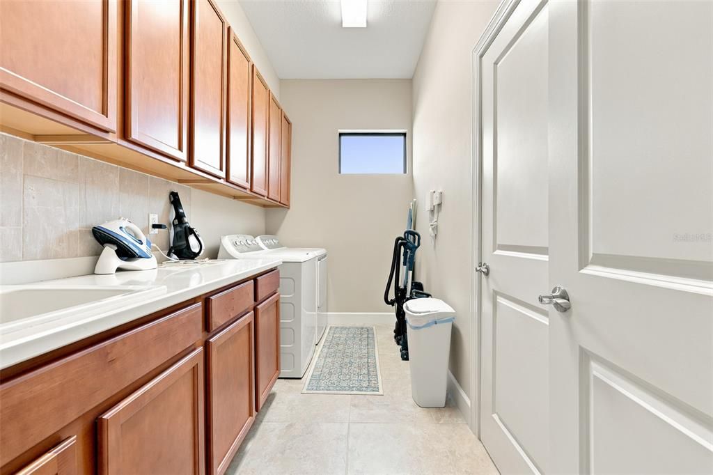 For Sale: $589,000 (3 beds, 3 baths, 2071 Square Feet)