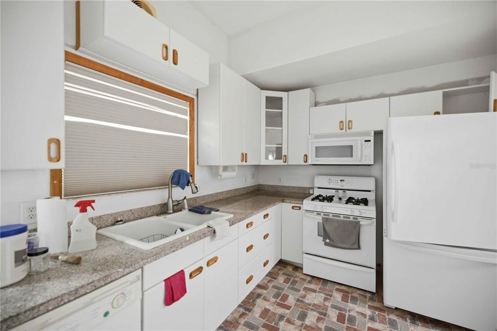 На продажу: $249,900 (2 спален, 1 ванн, 1500 Квадратных фут)