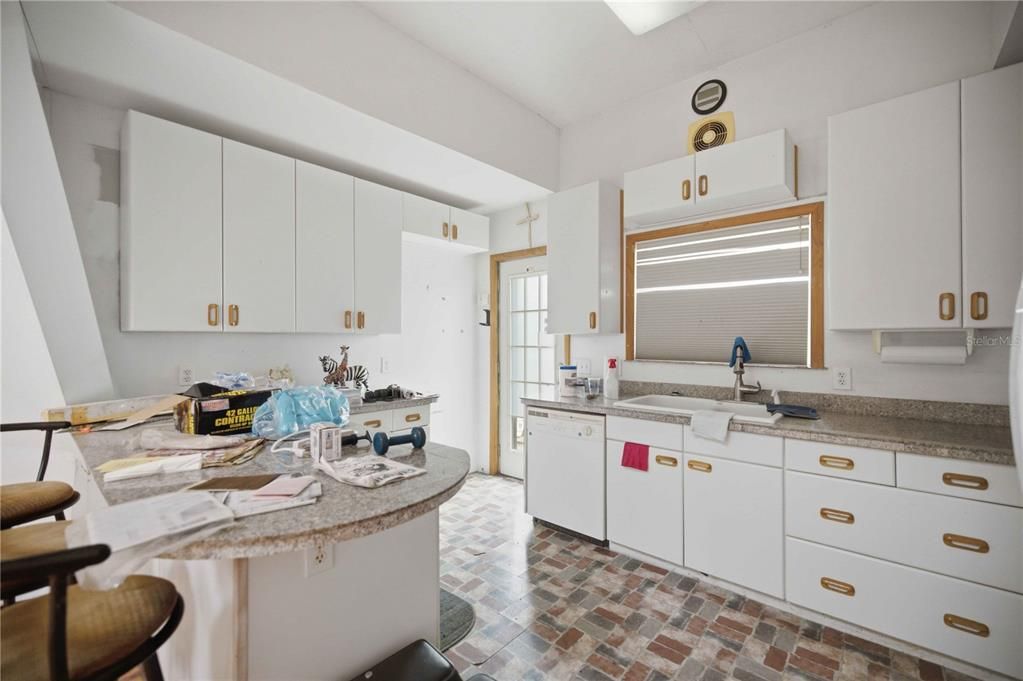 На продажу: $249,900 (2 спален, 1 ванн, 1500 Квадратных фут)