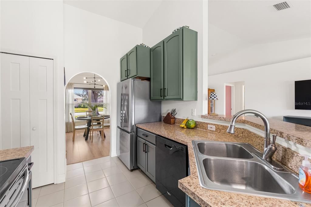 На продажу: $384,999 (3 спален, 2 ванн, 1622 Квадратных фут)