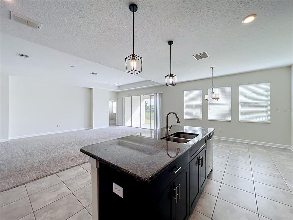 Activo con contrato: $559,000 (4 camas, 3 baños, 2712 Pies cuadrados)
