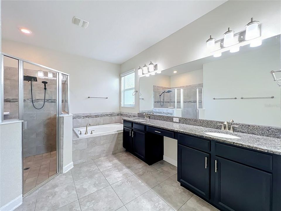Activo con contrato: $559,000 (4 camas, 3 baños, 2712 Pies cuadrados)