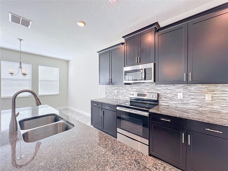 Activo con contrato: $559,000 (4 camas, 3 baños, 2712 Pies cuadrados)