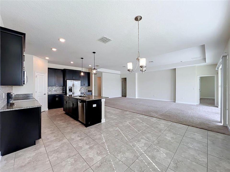 Activo con contrato: $559,000 (4 camas, 3 baños, 2712 Pies cuadrados)