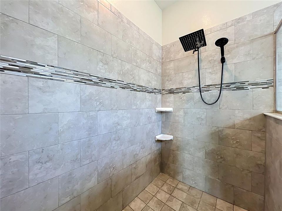Activo con contrato: $559,000 (4 camas, 3 baños, 2712 Pies cuadrados)