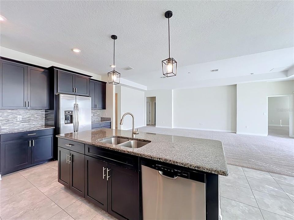 Activo con contrato: $559,000 (4 camas, 3 baños, 2712 Pies cuadrados)