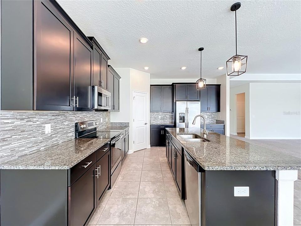 Activo con contrato: $559,000 (4 camas, 3 baños, 2712 Pies cuadrados)