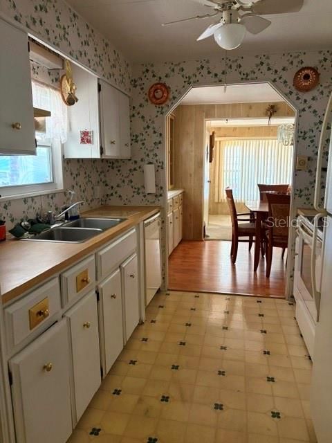 For Sale: $159,900 (2 beds, 2 baths, 1211 Square Feet)