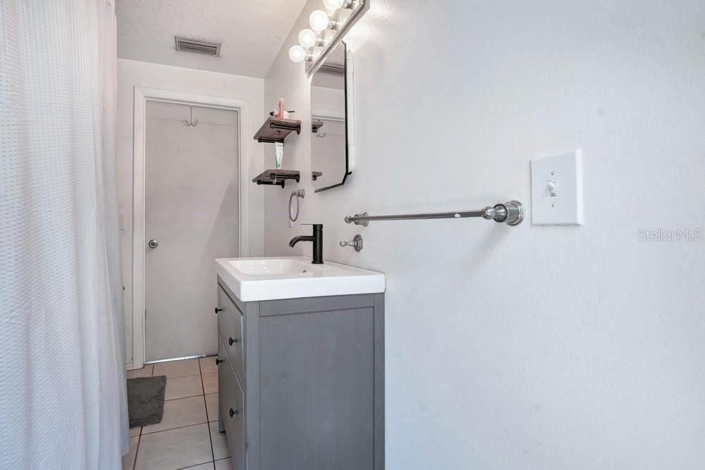 Activo con contrato: $345,000 (3 camas, 2 baños, 1100 Pies cuadrados)