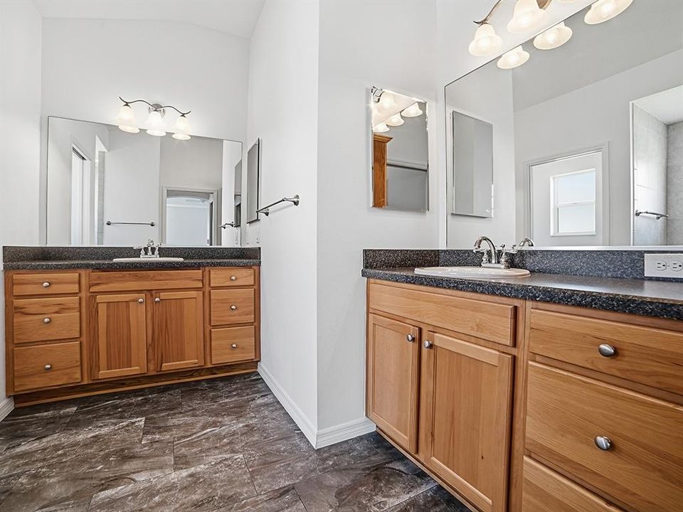 Activo con contrato: $434,900 (3 camas, 3 baños, 1964 Pies cuadrados)