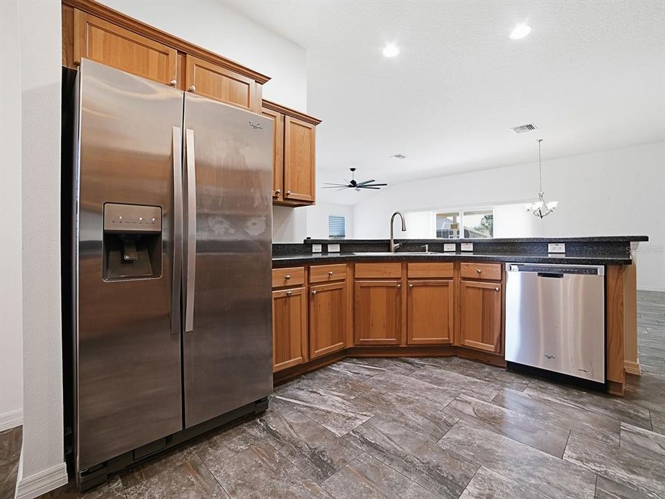 Activo con contrato: $434,900 (3 camas, 3 baños, 1964 Pies cuadrados)