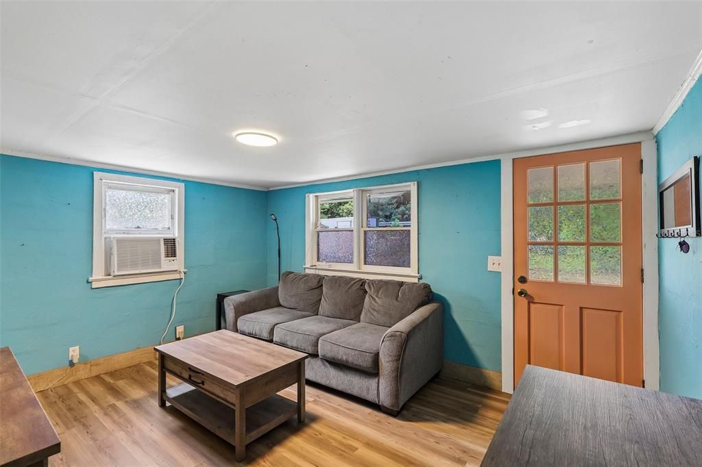 For Sale: $130,000 (2 beds, 1 baths, 504 Square Feet)