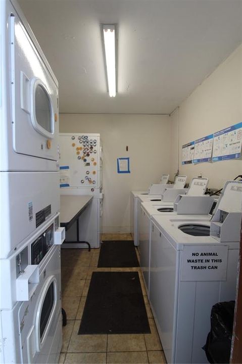 Active With Contract: $1,200 (1 beds, 1 baths, 560 Square Feet)