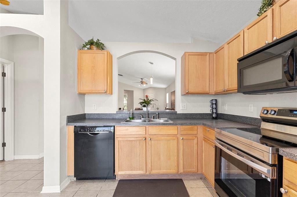 En Venta: $330,000 (4 camas, 2 baños, 1446 Pies cuadrados)