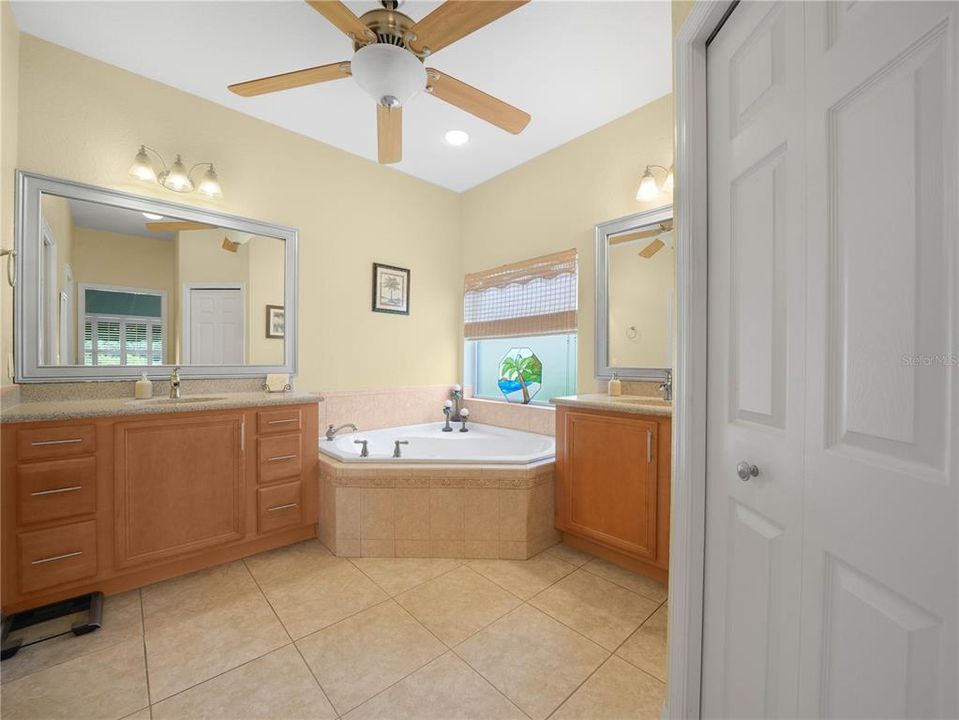 En Venta: $409,000 (3 camas, 2 baños, 1956 Pies cuadrados)