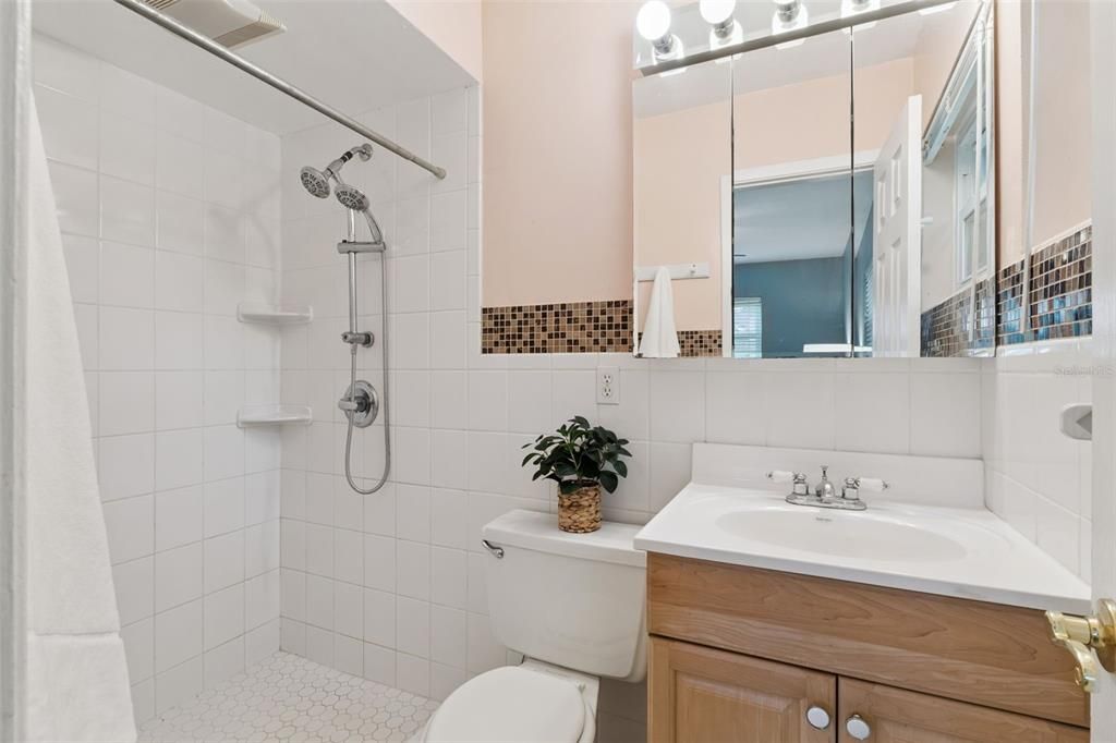 Activo con contrato: $385,000 (3 camas, 2 baños, 1600 Pies cuadrados)
