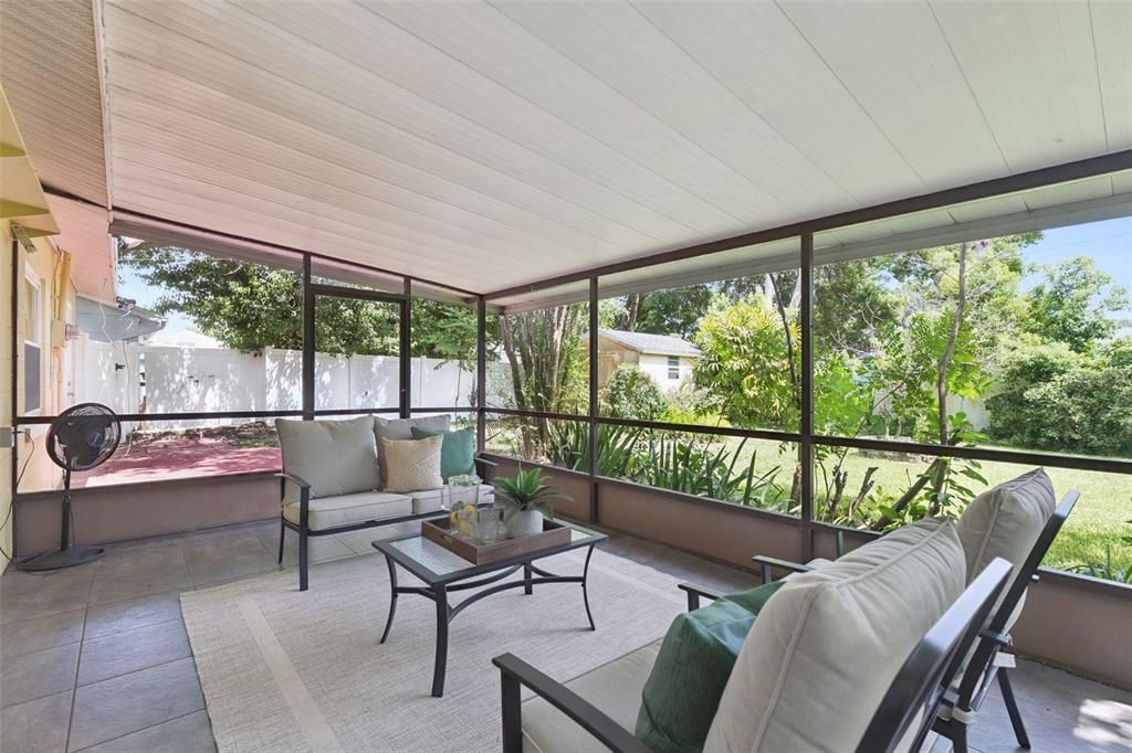Activo con contrato: $385,000 (3 camas, 2 baños, 1600 Pies cuadrados)