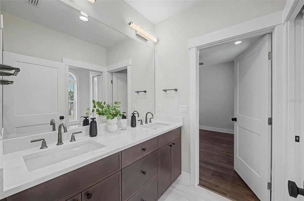 En Venta: $1,299,000 (4 camas, 3 baños, 3117 Pies cuadrados)