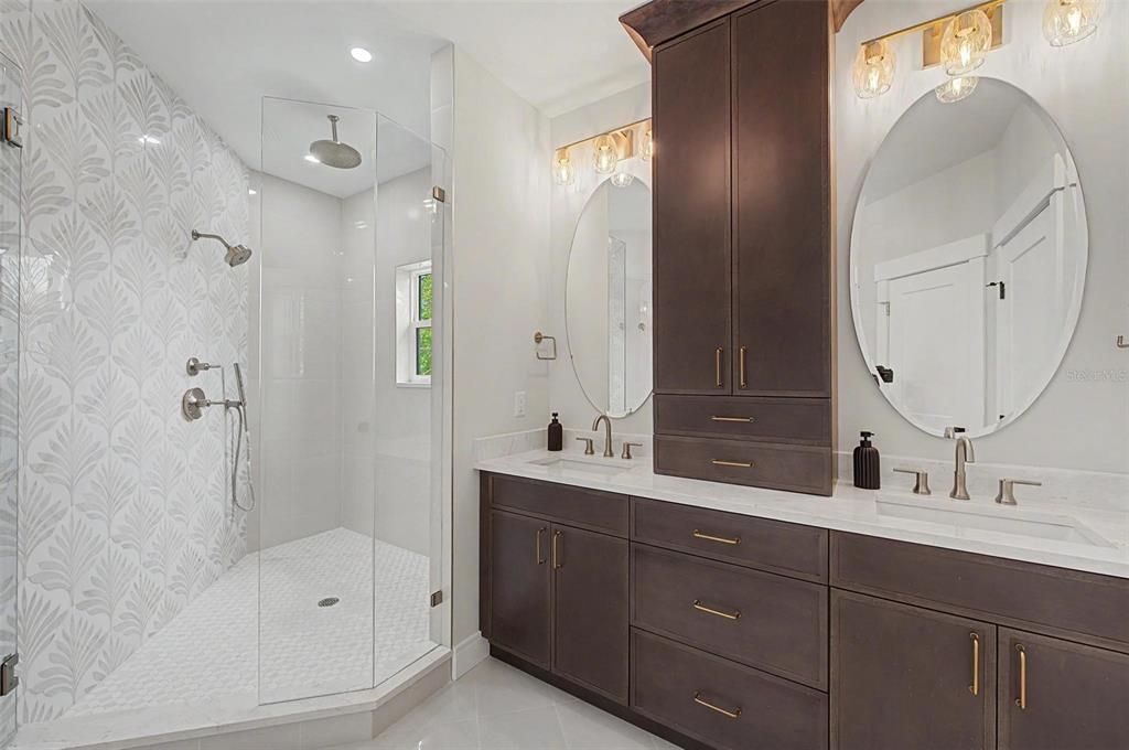 En Venta: $1,299,000 (4 camas, 3 baños, 3117 Pies cuadrados)
