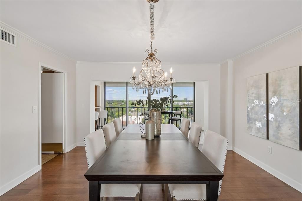 En Venta: $925,000 (2 camas, 2 baños, 2612 Pies cuadrados)