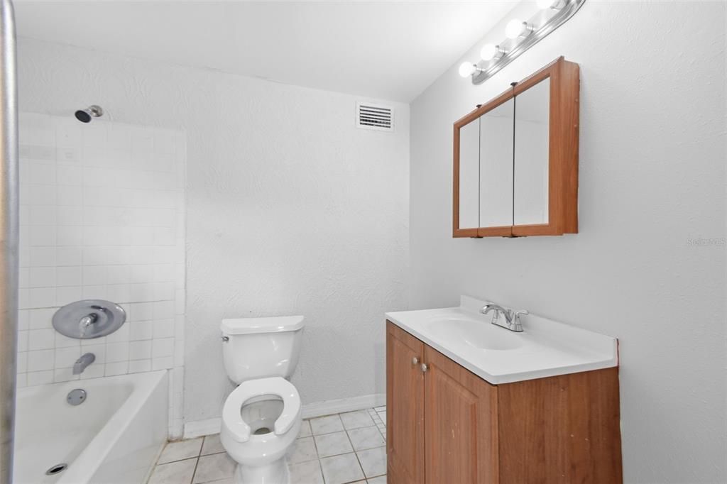 На продажу: $309,999 (5 спален, 2 ванн, 1686 Квадратных фут)