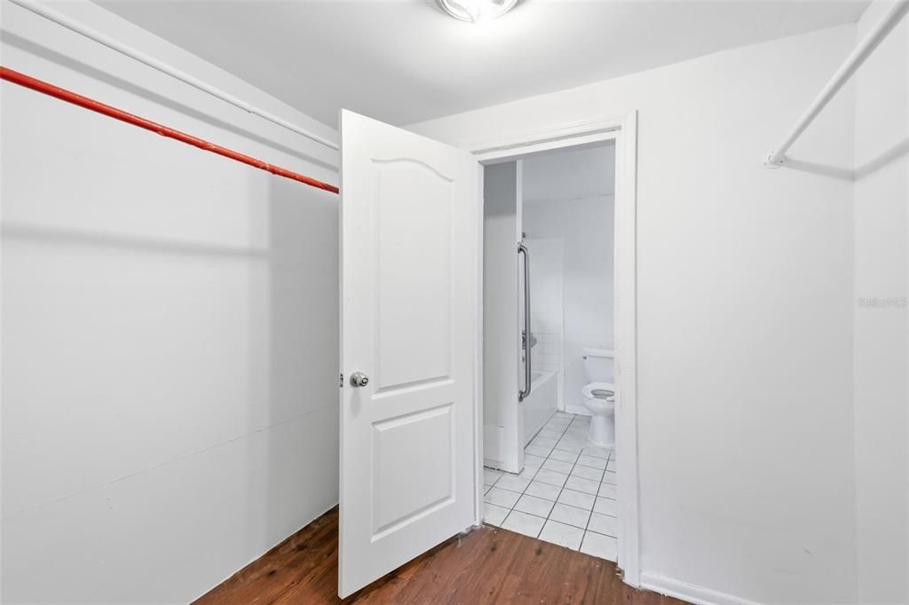 На продажу: $309,999 (5 спален, 2 ванн, 1686 Квадратных фут)