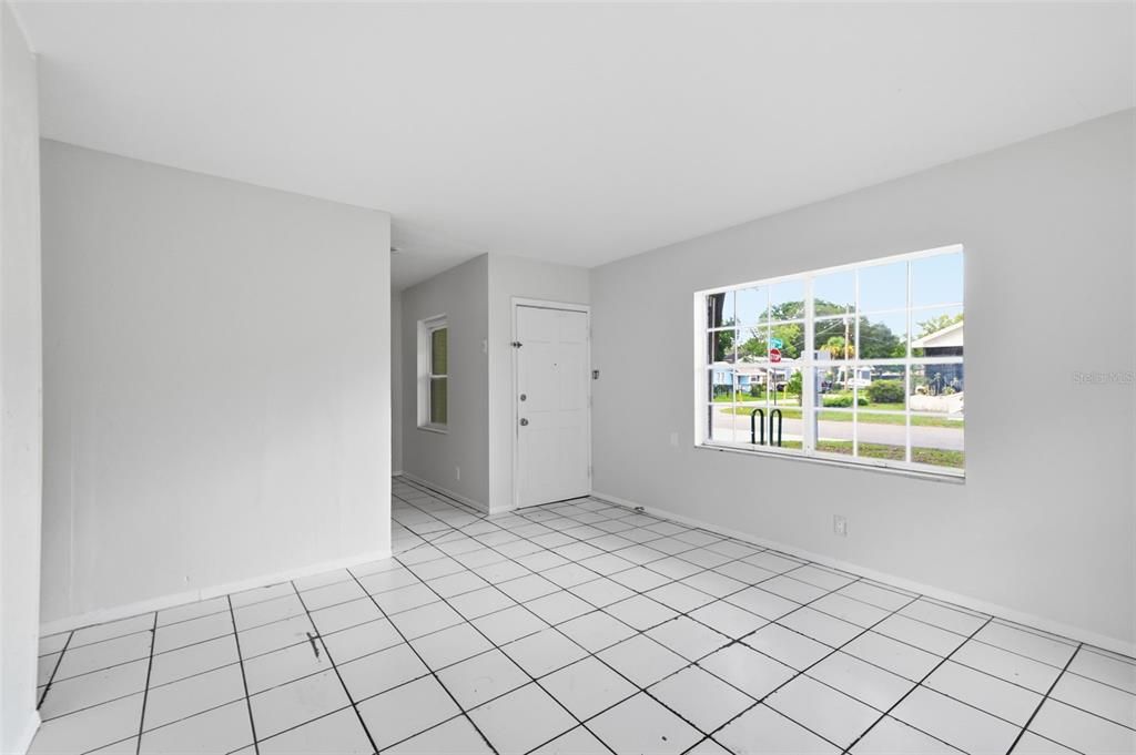 На продажу: $309,999 (5 спален, 2 ванн, 1686 Квадратных фут)