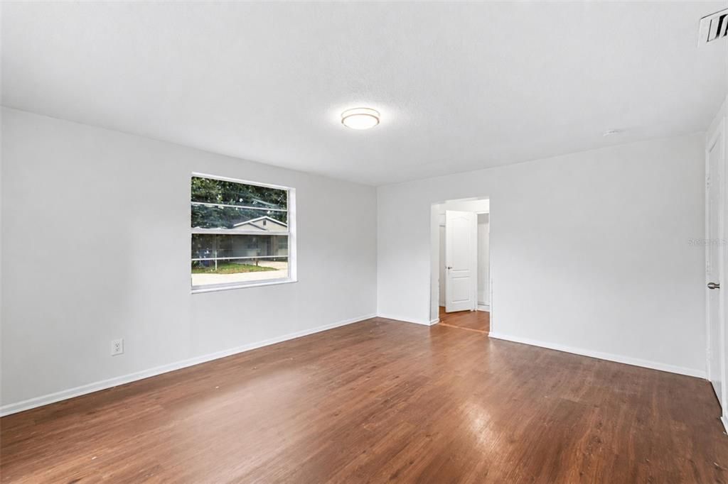 На продажу: $309,999 (5 спален, 2 ванн, 1686 Квадратных фут)