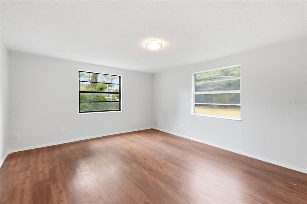 На продажу: $309,999 (5 спален, 2 ванн, 1686 Квадратных фут)
