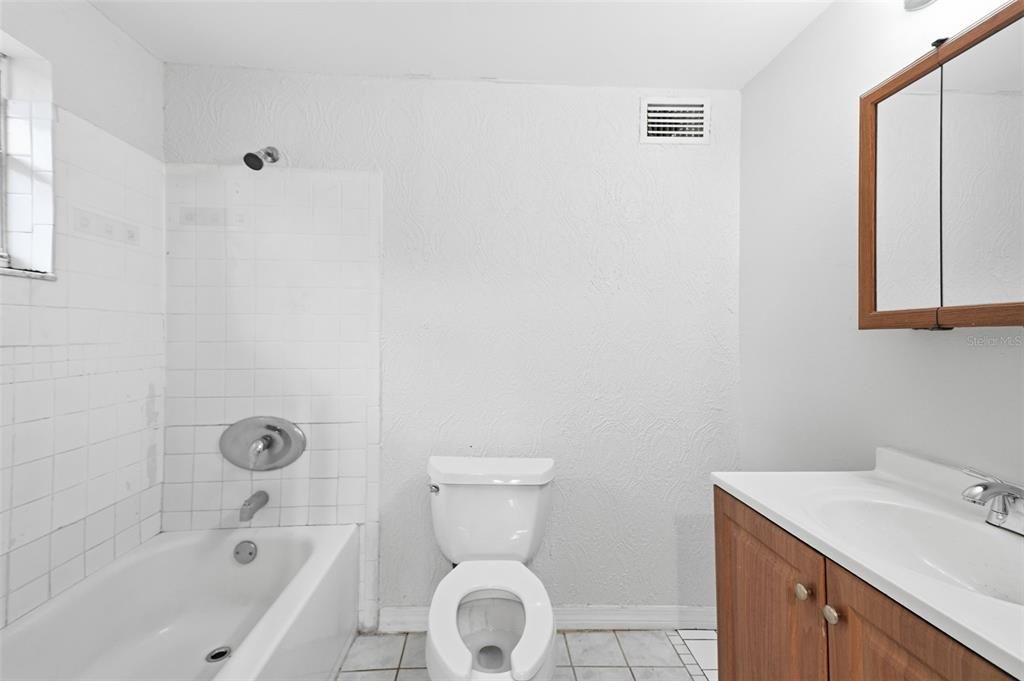 На продажу: $309,999 (5 спален, 2 ванн, 1686 Квадратных фут)