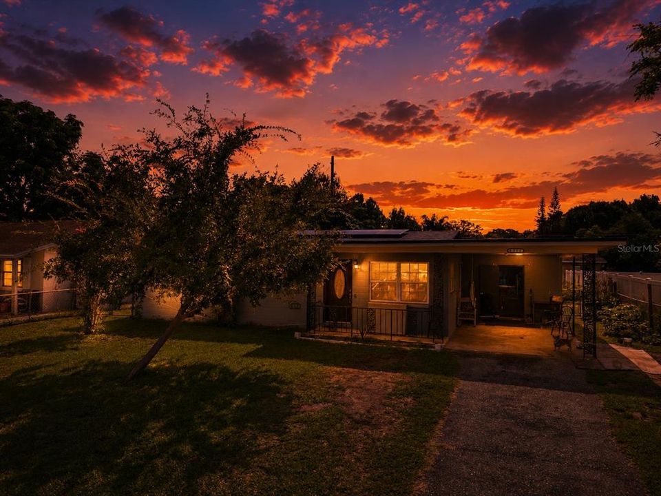 For Sale: $275,000 (3 beds, 1 baths, 988 Square Feet)