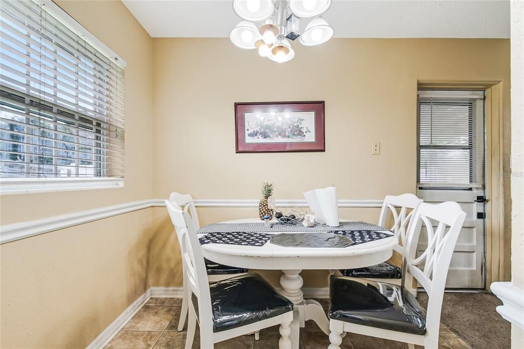 For Sale: $275,000 (3 beds, 1 baths, 988 Square Feet)