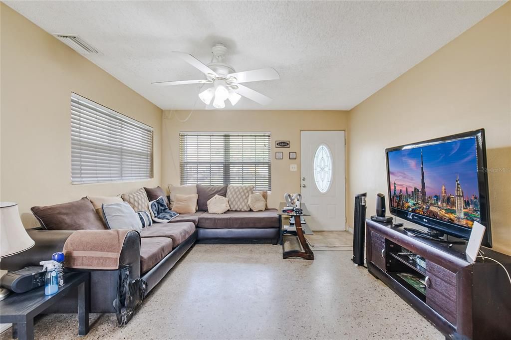 For Sale: $275,000 (3 beds, 1 baths, 988 Square Feet)