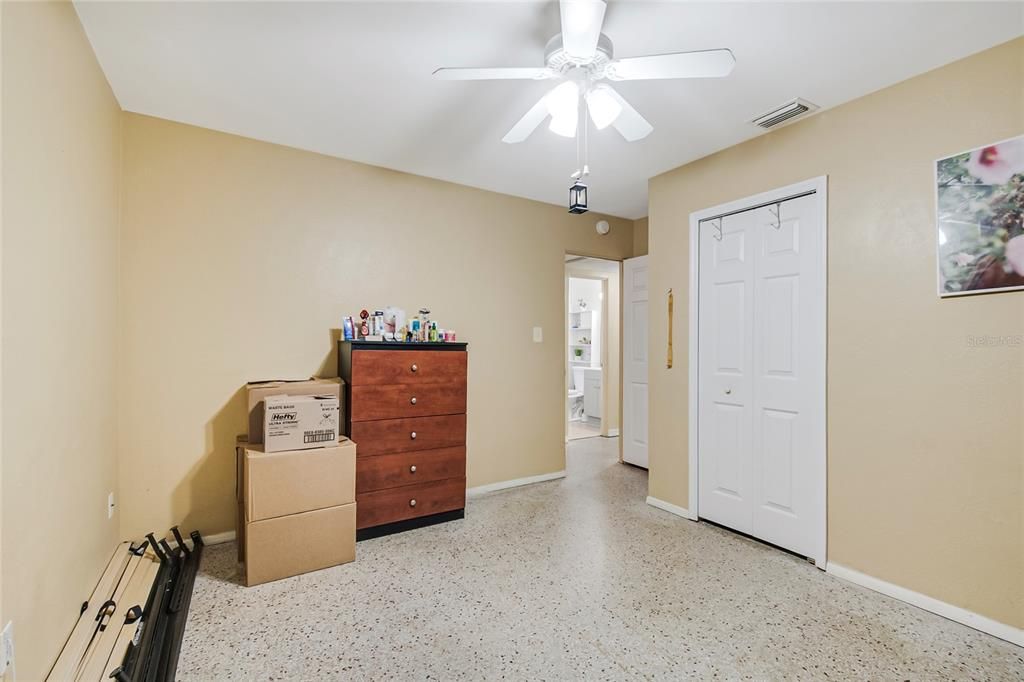 For Sale: $275,000 (3 beds, 1 baths, 988 Square Feet)