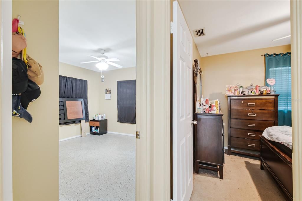 For Sale: $275,000 (3 beds, 1 baths, 988 Square Feet)