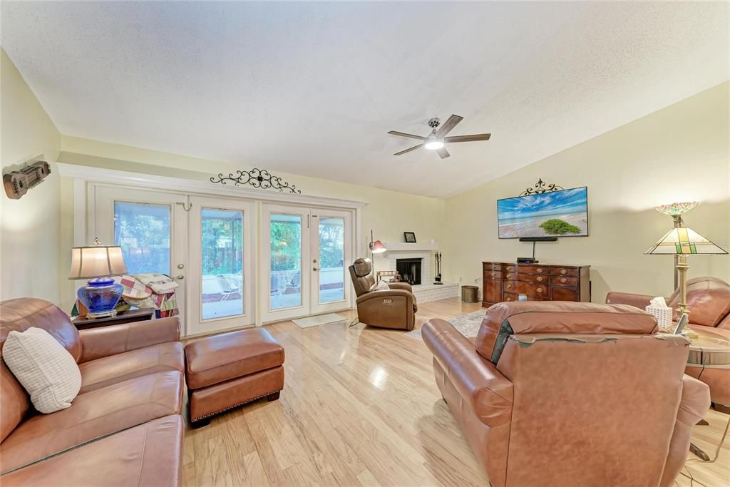 For Sale: $335,000 (3 beds, 3 baths, 2177 Square Feet)