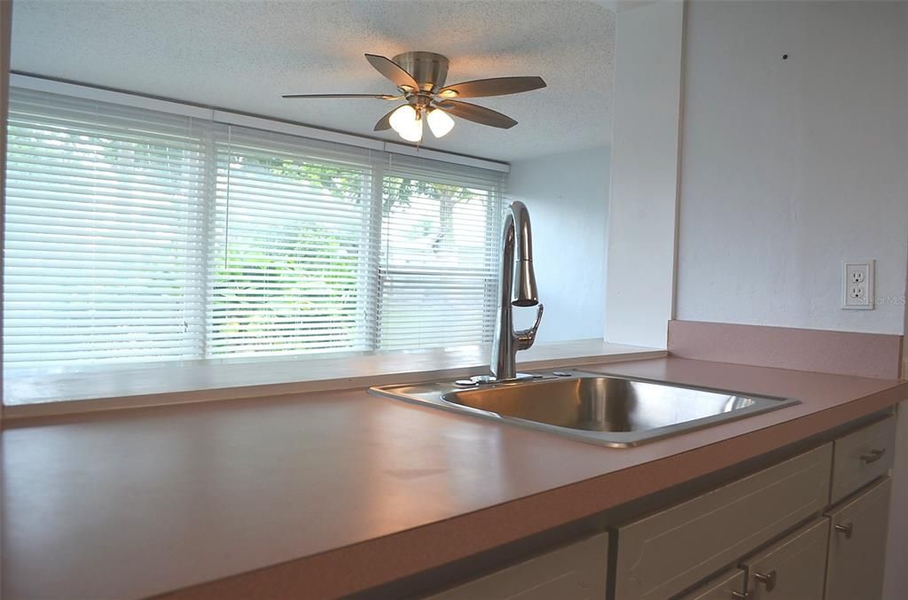 For Rent: $1,750 (2 beds, 1 baths, 830 Square Feet)
