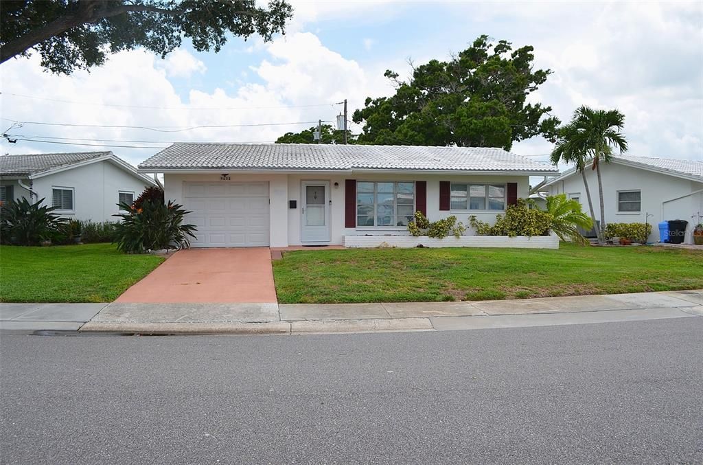 For Rent: $1,750 (2 beds, 1 baths, 830 Square Feet)