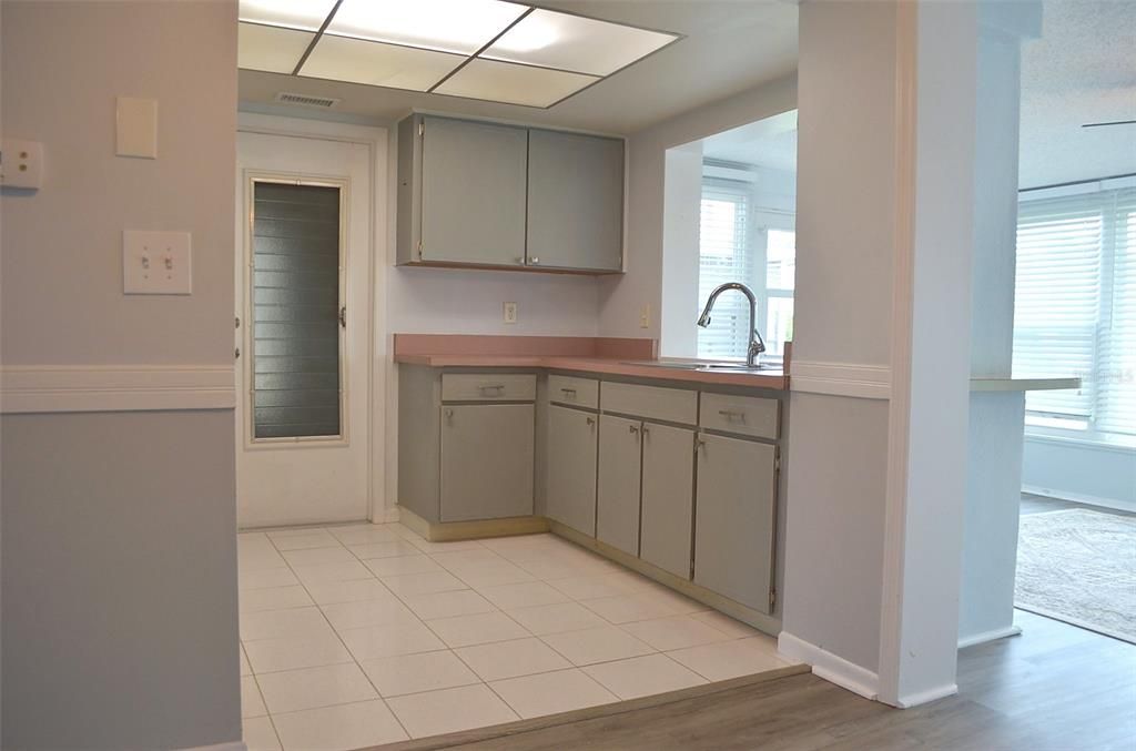 For Rent: $1,750 (2 beds, 1 baths, 830 Square Feet)