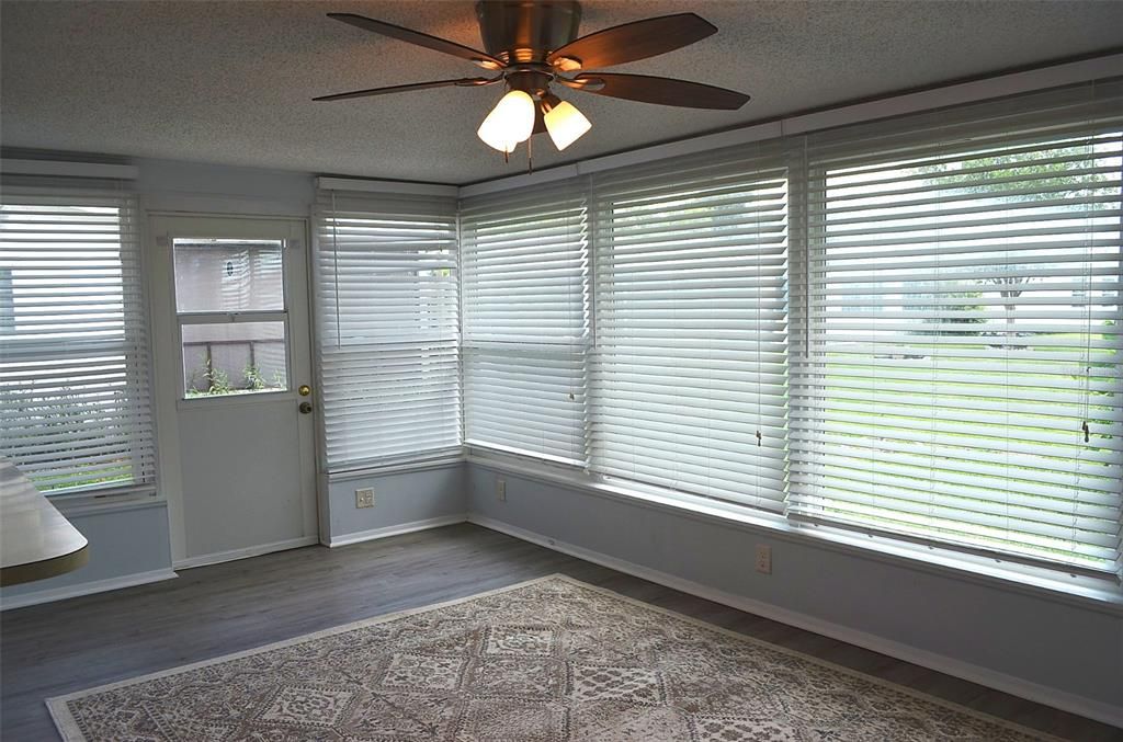For Rent: $1,750 (2 beds, 1 baths, 830 Square Feet)